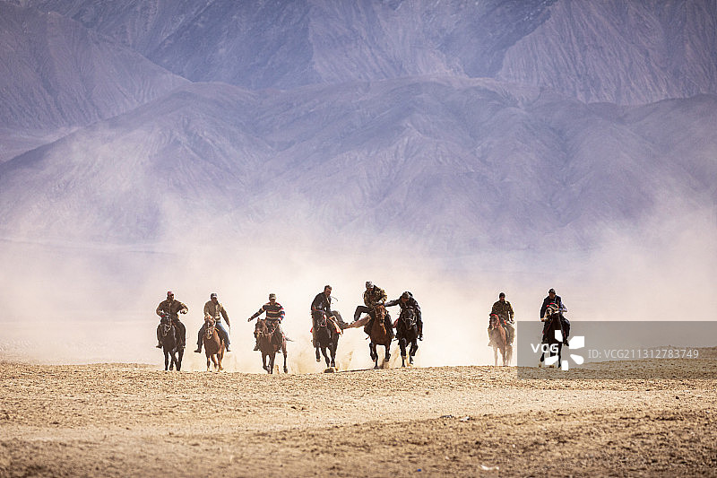 叼羊比赛图片素材