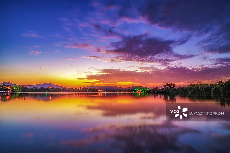 黄昏下平静的南湖+江苏省徐州市泉山区云龙湖南湖风景区图片素材