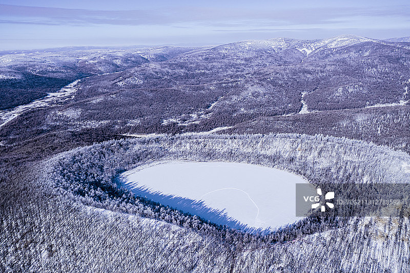 航拍冬季阿尔山天池图片素材
