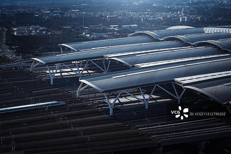 高铁动车组进站广州南高铁站图片素材