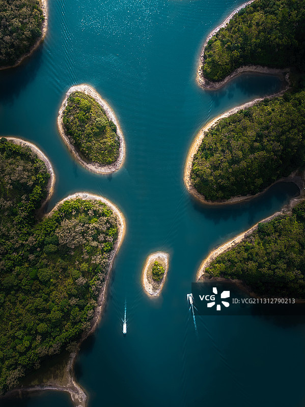 游艇在峦河道中穿梭图片素材