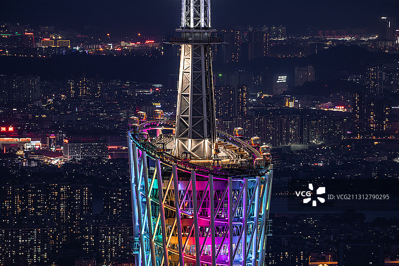 夜色下的长焦下的广州塔摩天轮图片素材
