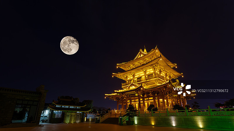 广西桂林市地标逍遥楼月圆夜景留白汽车配图城市风光摄影图片素材
