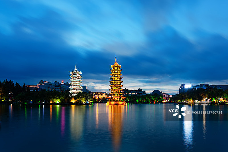 广西桂林市地标日月双塔天际线夜景风光摄影图片素材