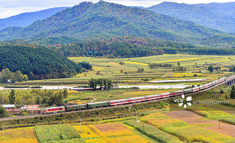 绥佳线南岔九号桥附近秋日图片素材