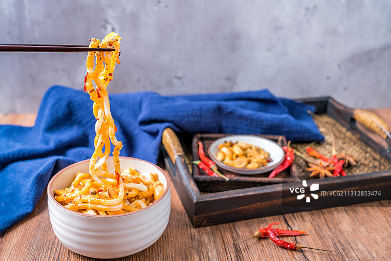 筷子夹起四川成都特产小吃甜水面图片素材