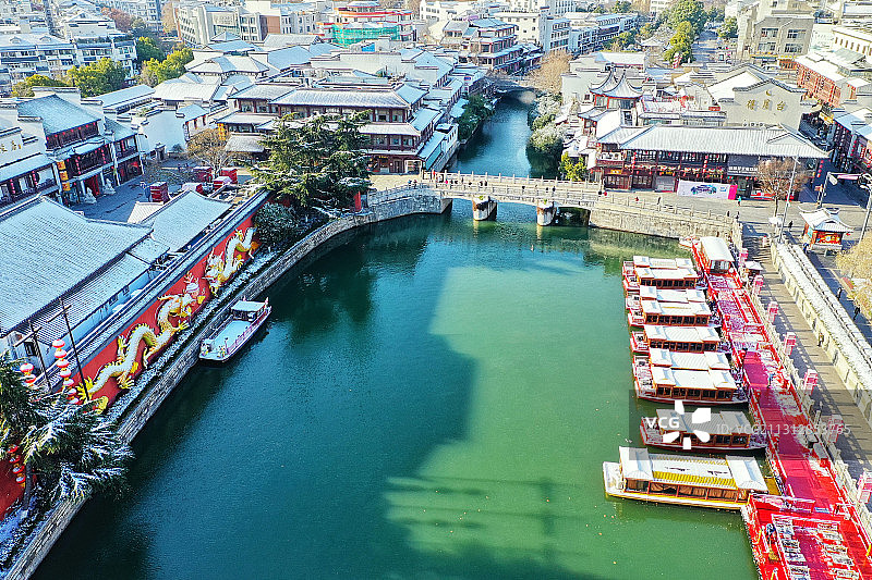 南京秦淮河泮池内积雪的照壁和画舫图片素材
