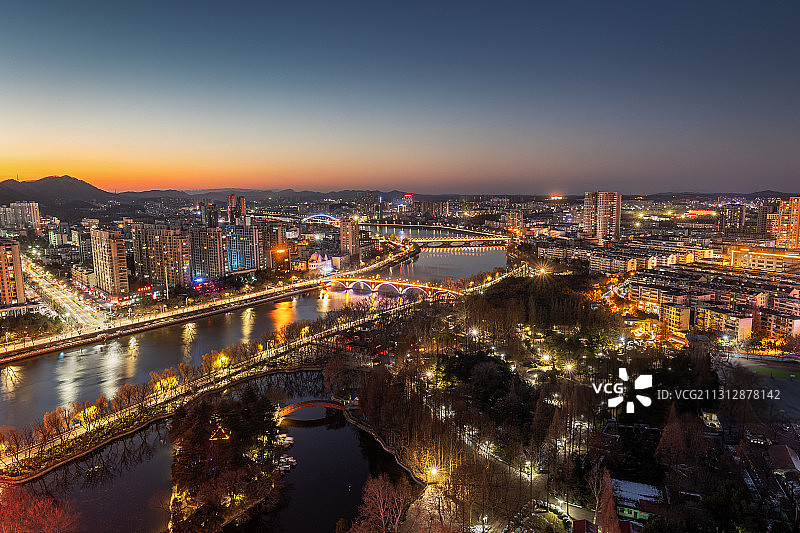 河南省信阳市浉河城市天际线夜景风光图片素材