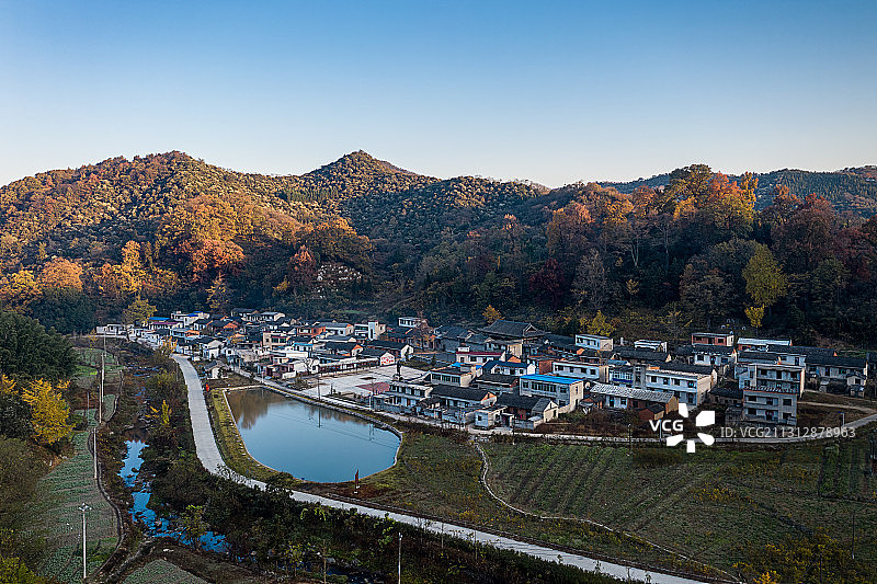河南省新县韩老屋古村秋色航拍图片素材