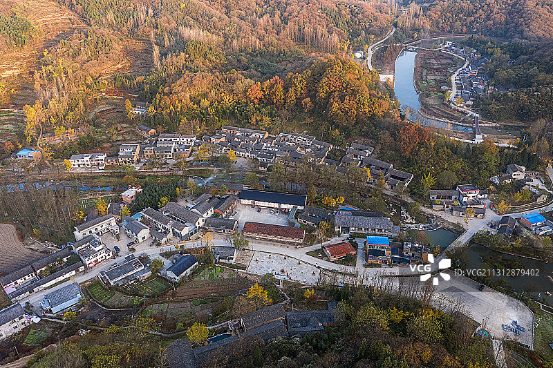 航拍河南省信阳市新县西河大湾古村秋天风光图片素材