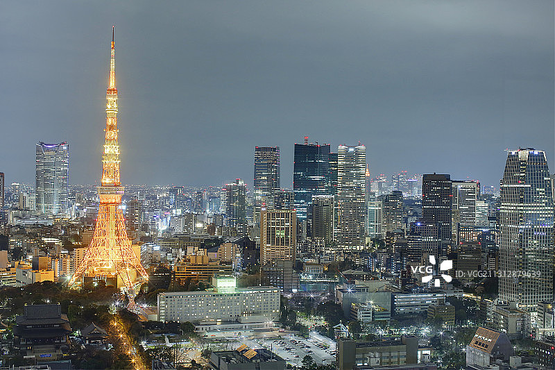 闪亮的铁塔，城市的灯光图片素材