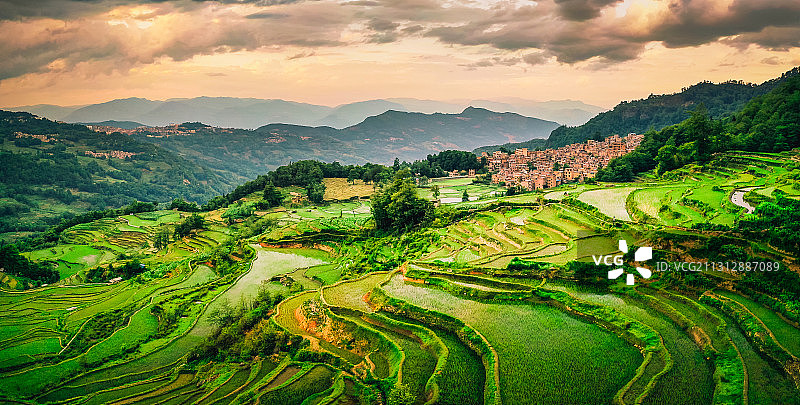 中国云南红河州元阳老鹰嘴梯田自然风光图片素材