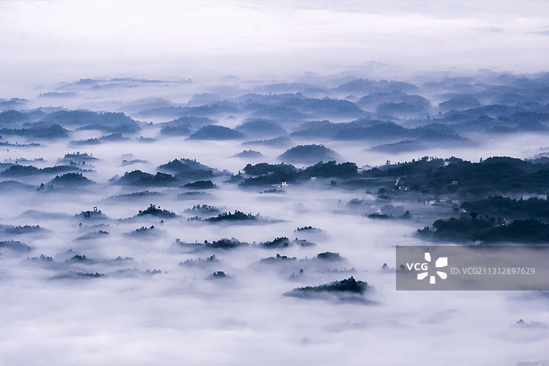 飘渺青山隐图片素材