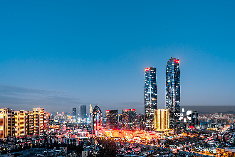 中国云南昆明双子塔和城市天际线夜景图片素材