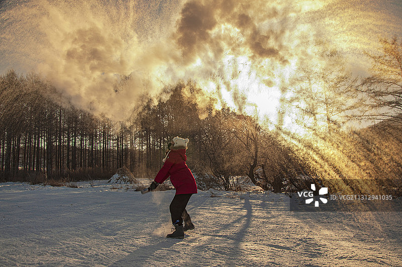 泼水成冰图片素材