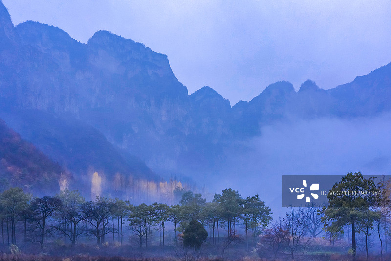 山西晋城：深秋陵川昆山晨雾及挂壁公路图片素材