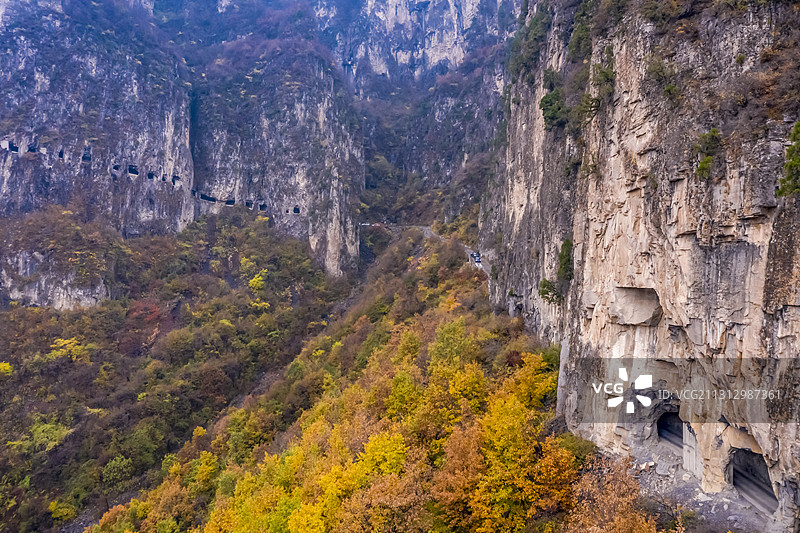 山西晋城：深秋陵川昆山晨雾及挂壁公路图片素材