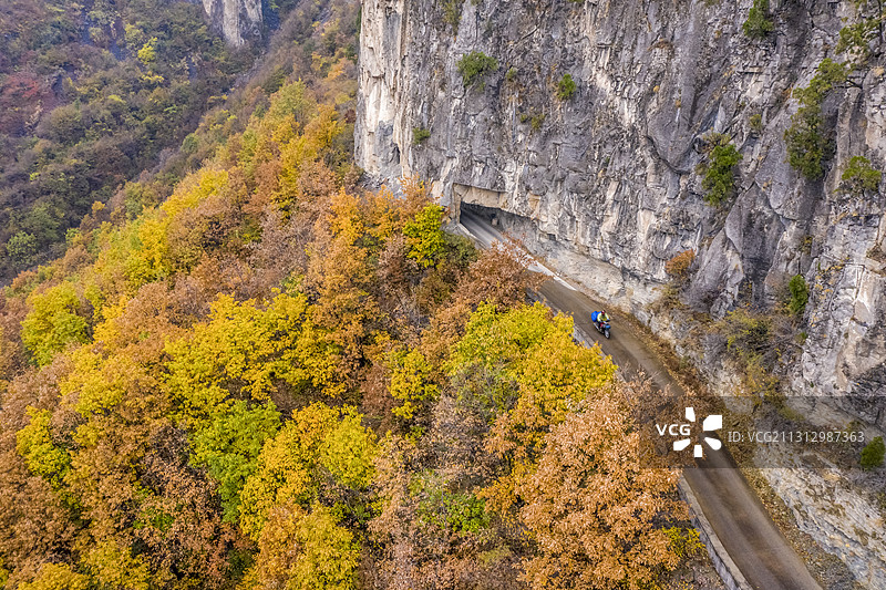 山西晋城：深秋陵川昆山晨雾及挂壁公路图片素材
