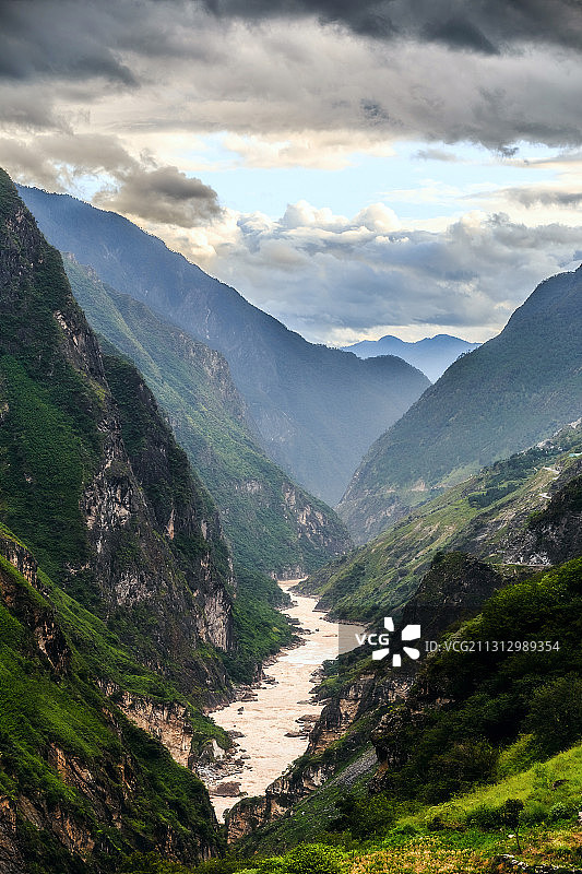 云南香格里拉虎跳峡风光图片素材