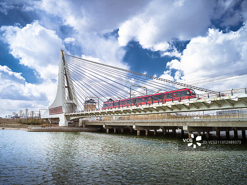 吉林省长春市城市轨道交通城铁轻轨列车高架桥图片素材