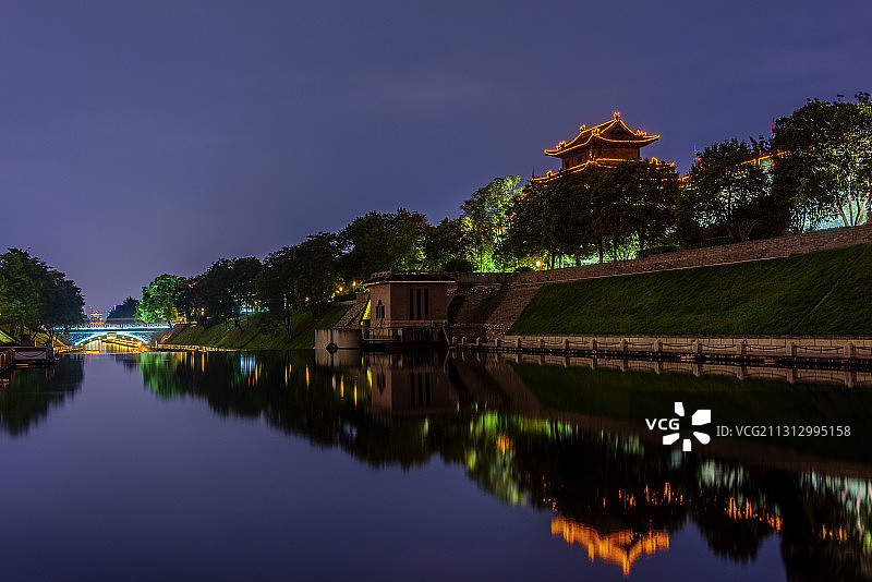 中国陕西西安古城城墙夜景图片素材