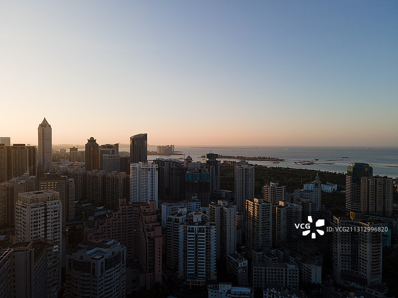 傍晚航拍海口国贸图片素材