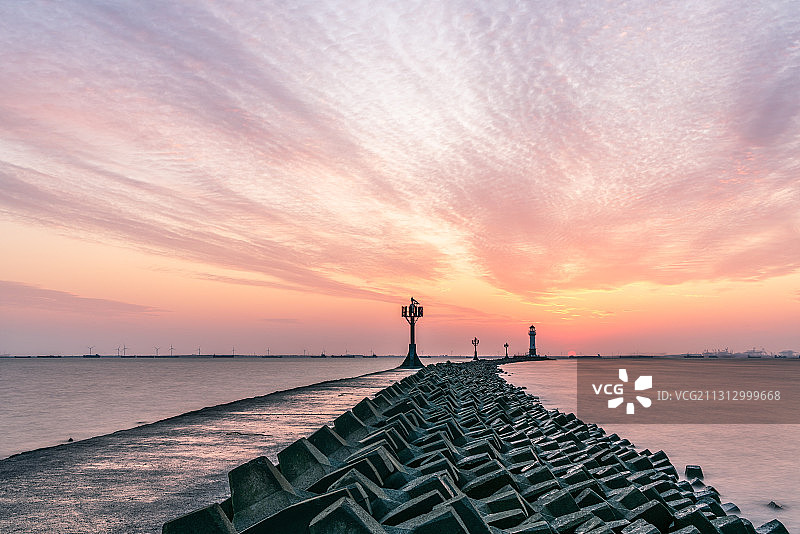 上海市吴淞炮台湾公园吴淞口滩涂海滩早晨朝霞灯塔云图片素材