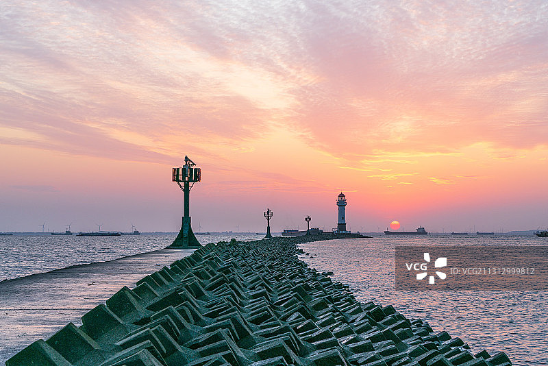 上海市吴淞炮台湾公园吴淞口滩涂海滩早晨朝霞灯塔日出云图片素材