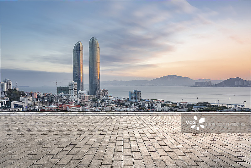 夕阳下厦门双子塔前的地砖广场图片素材
