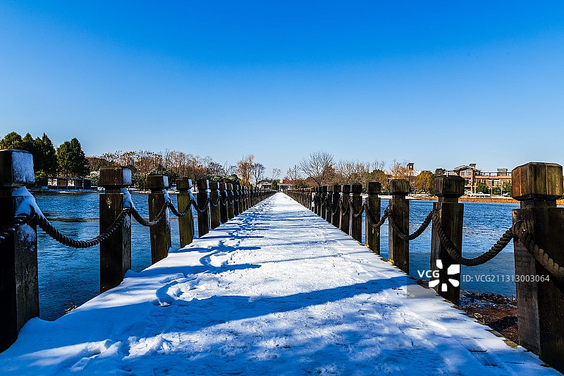 金山湖里的栈桥，江苏镇江图片素材