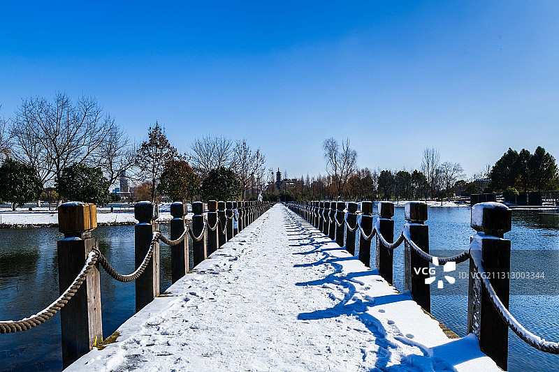 金山湖里的栈桥，江苏镇江图片素材