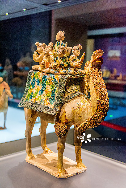 中国西安陕西历史博物馆馆藏唐代三彩载乐骆驼俑图片素材