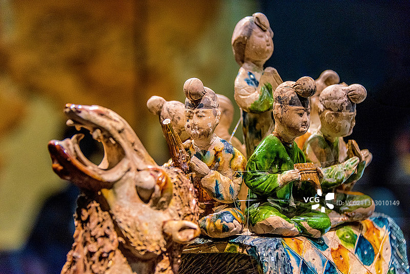 中国西安陕西历史博物馆馆藏唐代三彩载乐骆驼俑图片素材