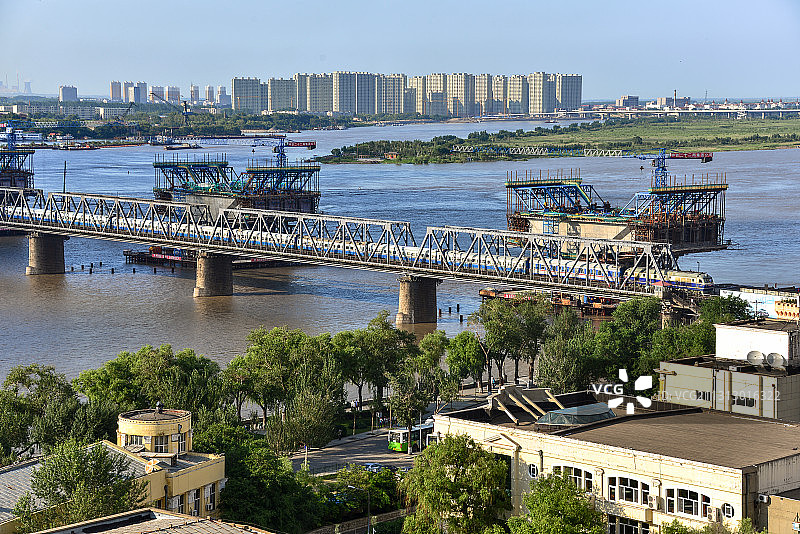 哈齐城际特快T5006次通过滨洲线松花江铁路桥图片素材