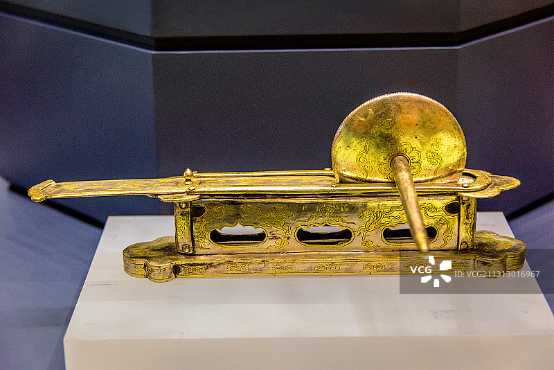 中国西安陕西历史博物馆馆藏唐代鎏金鸿雁纹银茶碾子银碢轴图片素材