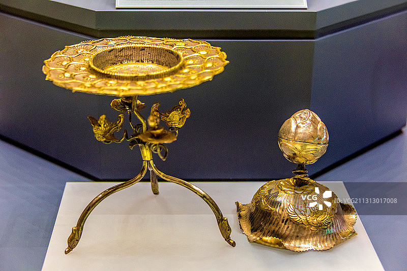 中国西安陕西历史博物馆馆藏唐代鎏金蕾钮摩羯纹三足银盐台图片素材
