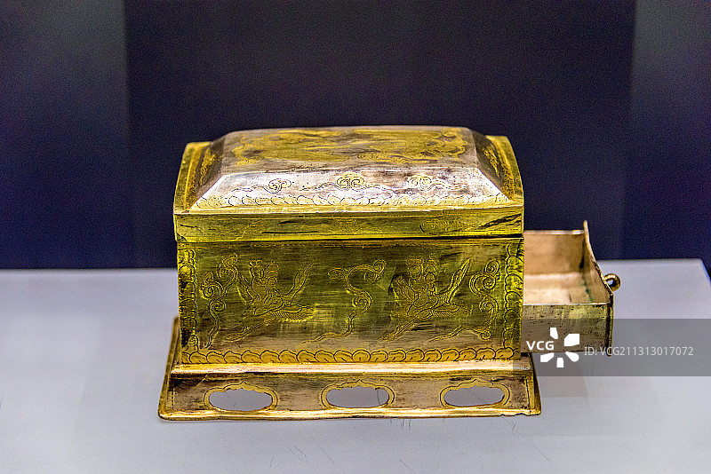 中国西安陕西历史博物馆馆藏唐代鎏金飞天仙鹤纹壶门座银茶罗子图片素材