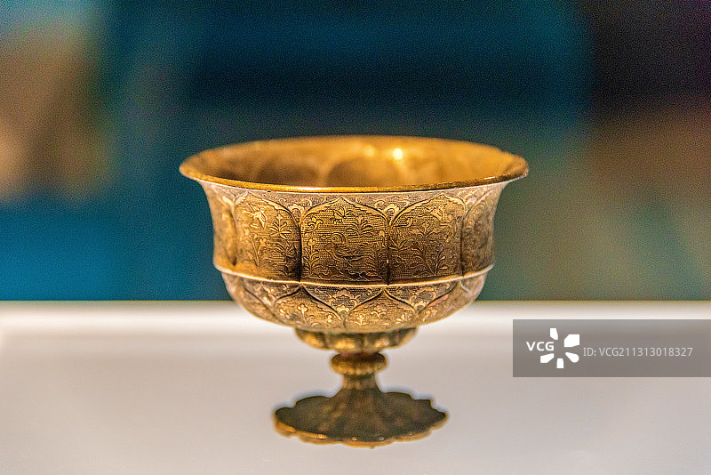 中国西安陕西历史博物馆馆藏唐代鎏金蔓草花鸟纹高足银杯图片素材
