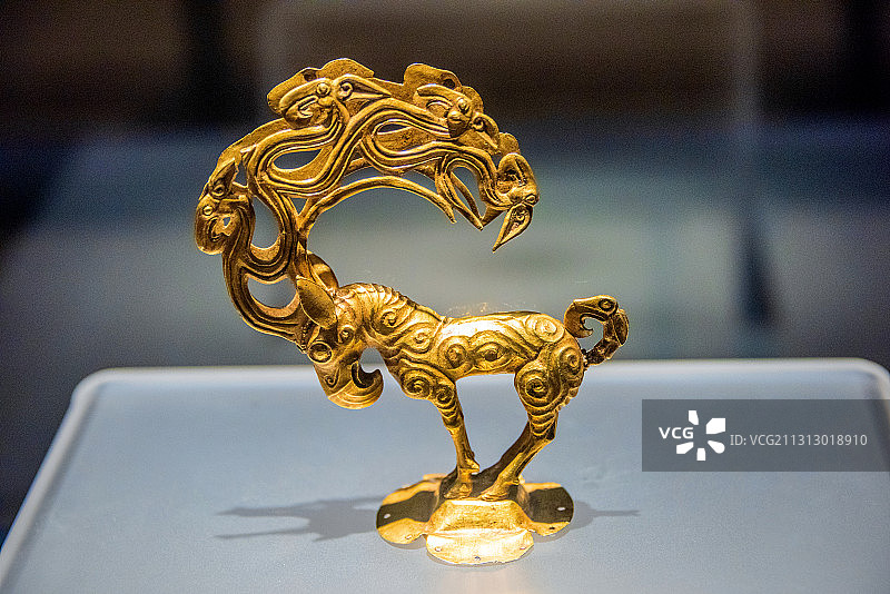 中国西安陕西历史博物馆馆藏汉代匈奴墓出土金怪兽图片素材