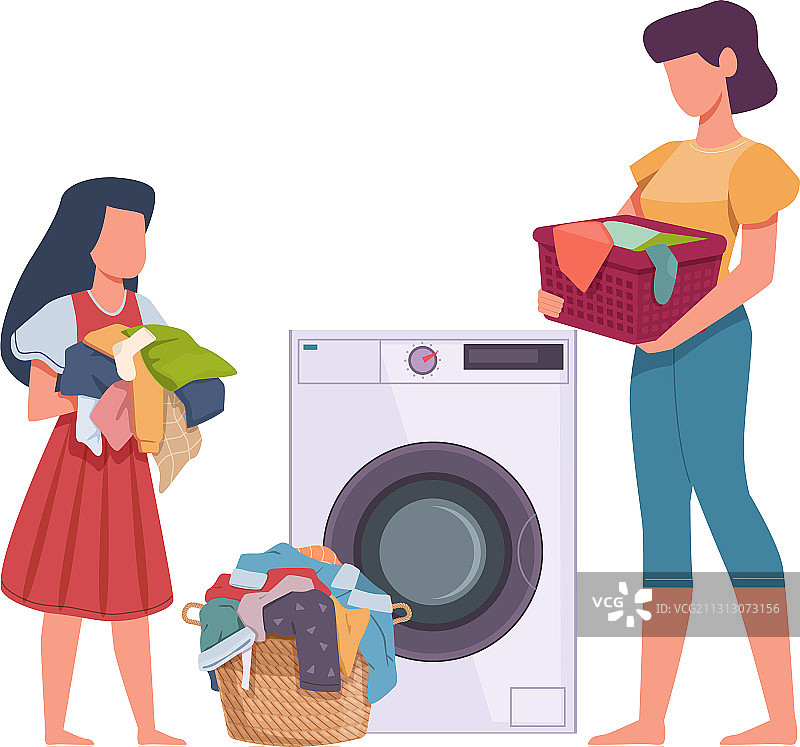 在洗衣房里，母亲和女儿一起装洗衣物图片素材