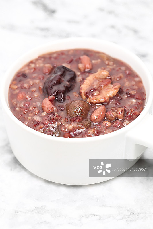 放在白色大理石背景上的一碗腊八粥图片素材