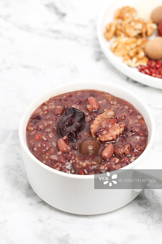 煮好的腊八粥和食材图片素材