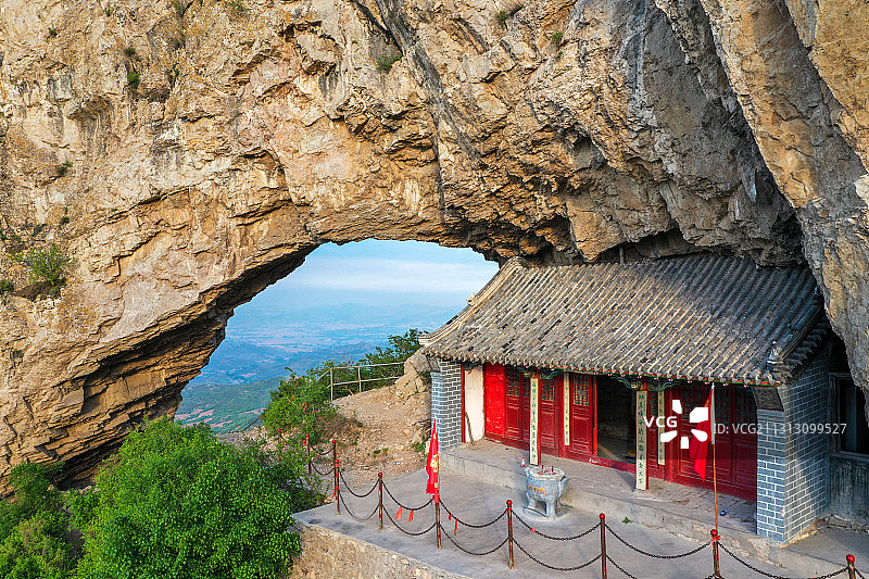 辽宁省凌源月华山，也叫窟窿眼山图片素材