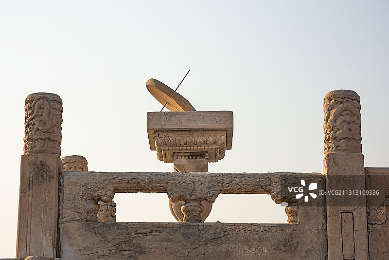 故宫乾清宫前的日晷图片素材