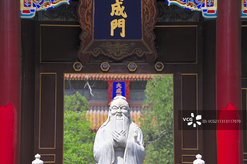 北京国子监里的孔子塑像图片素材