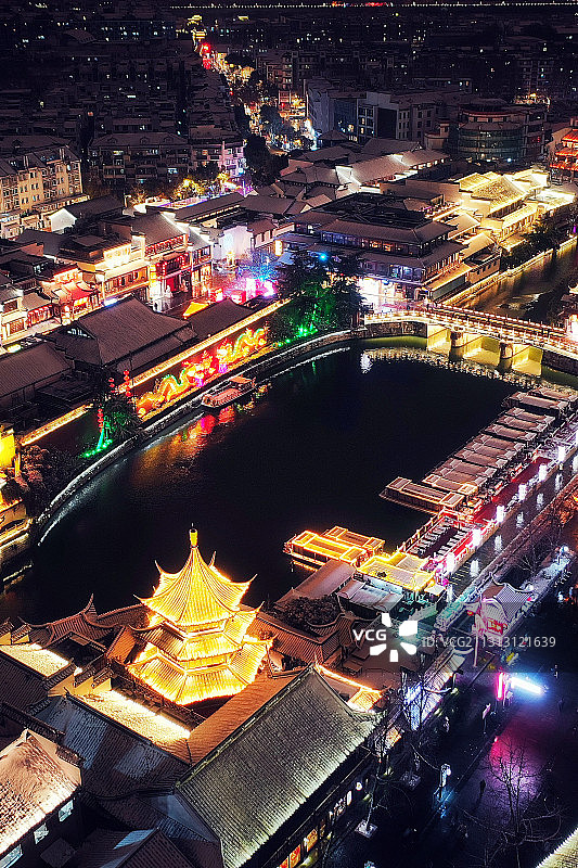 竖画幅冬季雪中的南京夫子庙秦淮河泮池,照壁的夜景风光图片素材