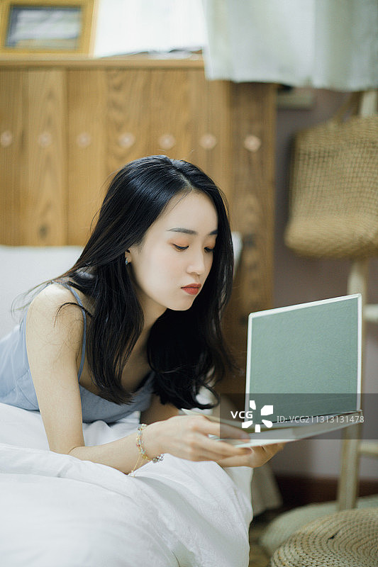 居家美女在床上看书肖像图片素材