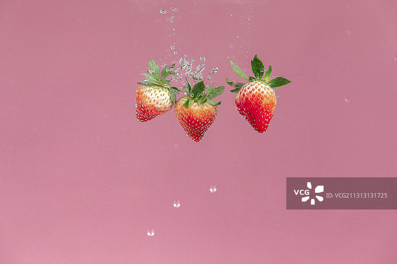 影棚拍摄的草莓图片素材