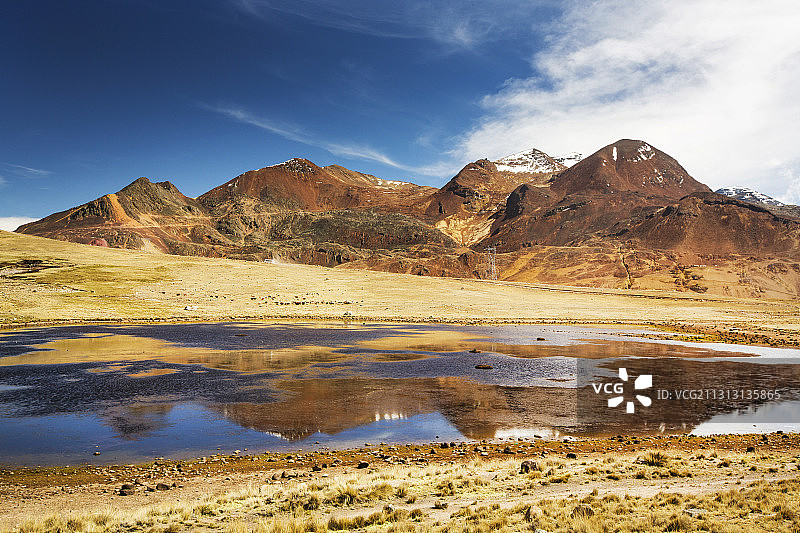 从拉巴斯看向查卡塔雅峰（5395米），该峰在2009年之前拥有冰川，支撑着世界上海拔最高的滑雪缆车，海拔超过17000英尺图片素材