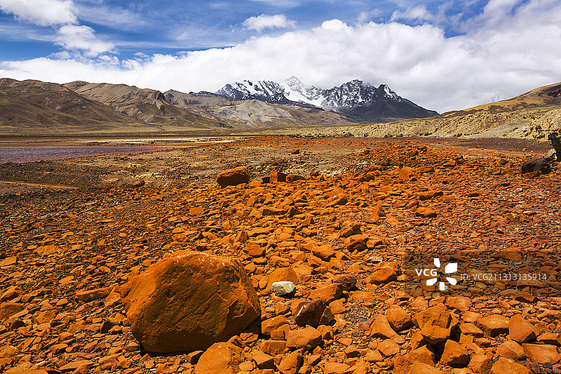 玻利维亚安第斯山脉瓦伊纳波托西山冰川融水形成的米卢尼泻湖干旱景象图片素材